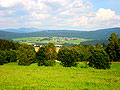 Die beiden Bergspitzen im Hintergrund, das sind der Kleine und der Große Rachel (1453m) im Nationalpark. Im Tal liegt unsere Gemeinde Rinchnach mit dem etwas höhergelegenen Ortsteil Gehmannsberg.